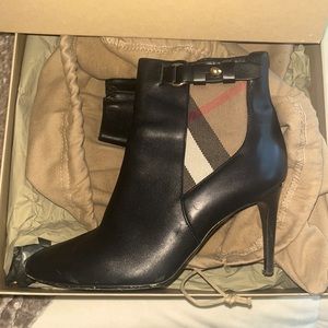 Slightly worn vintage Burberry boots size 37